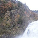 『敷島の滝と紅葉』