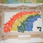 『ルオー展で開催しているイベント「ルオーの作品に使われている“色”をあつめて作品づくりにチャレンジ」のチャレンジ作品・虹』
